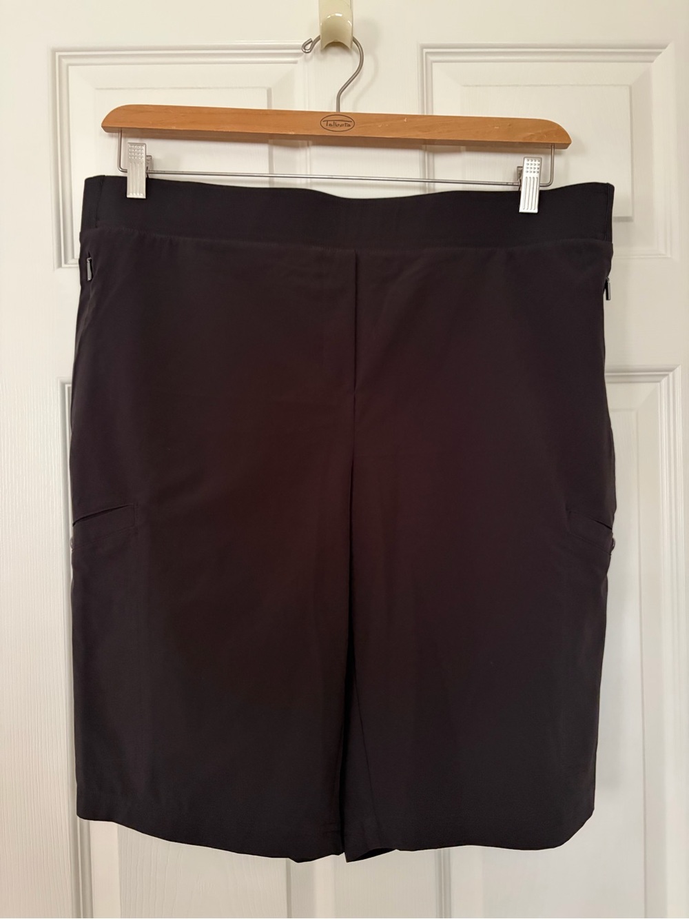 Chicos Zenergy Cargo Black Shorts Size 16/18-XL (Chicos size 3)
